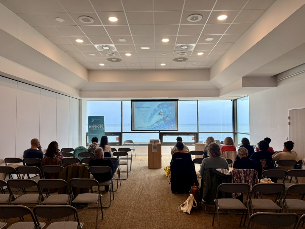 Conférence Hypnose & Douleur — salle et public