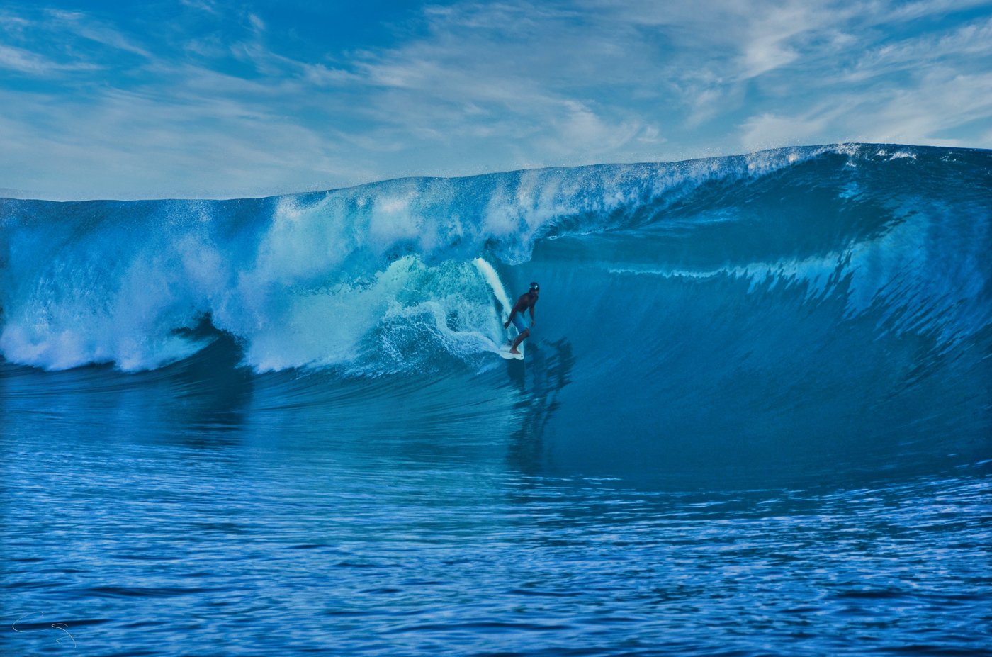 Mihimana Braye surfant une vague à Tahiti