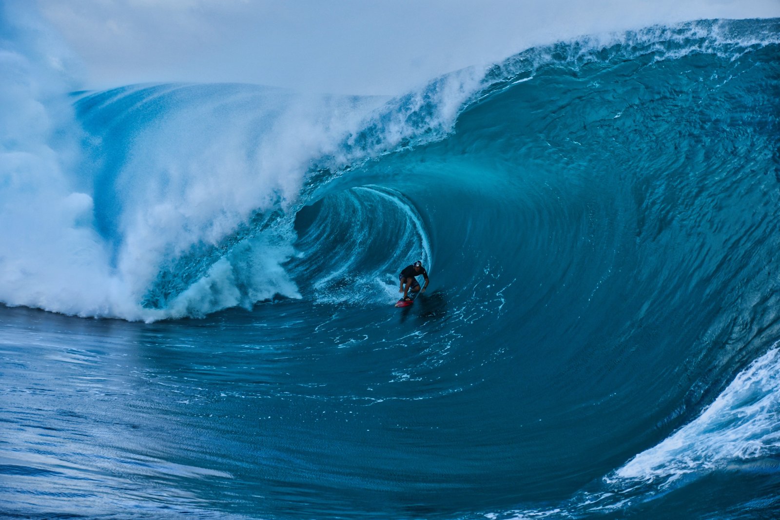 Surf dans le tube à Teahupo'o, Tahiti